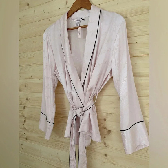 VICTORIA'S SECRET Soft Pink Sophisticated Iconic Style Satin Logo Small … - Picture 4 of 9